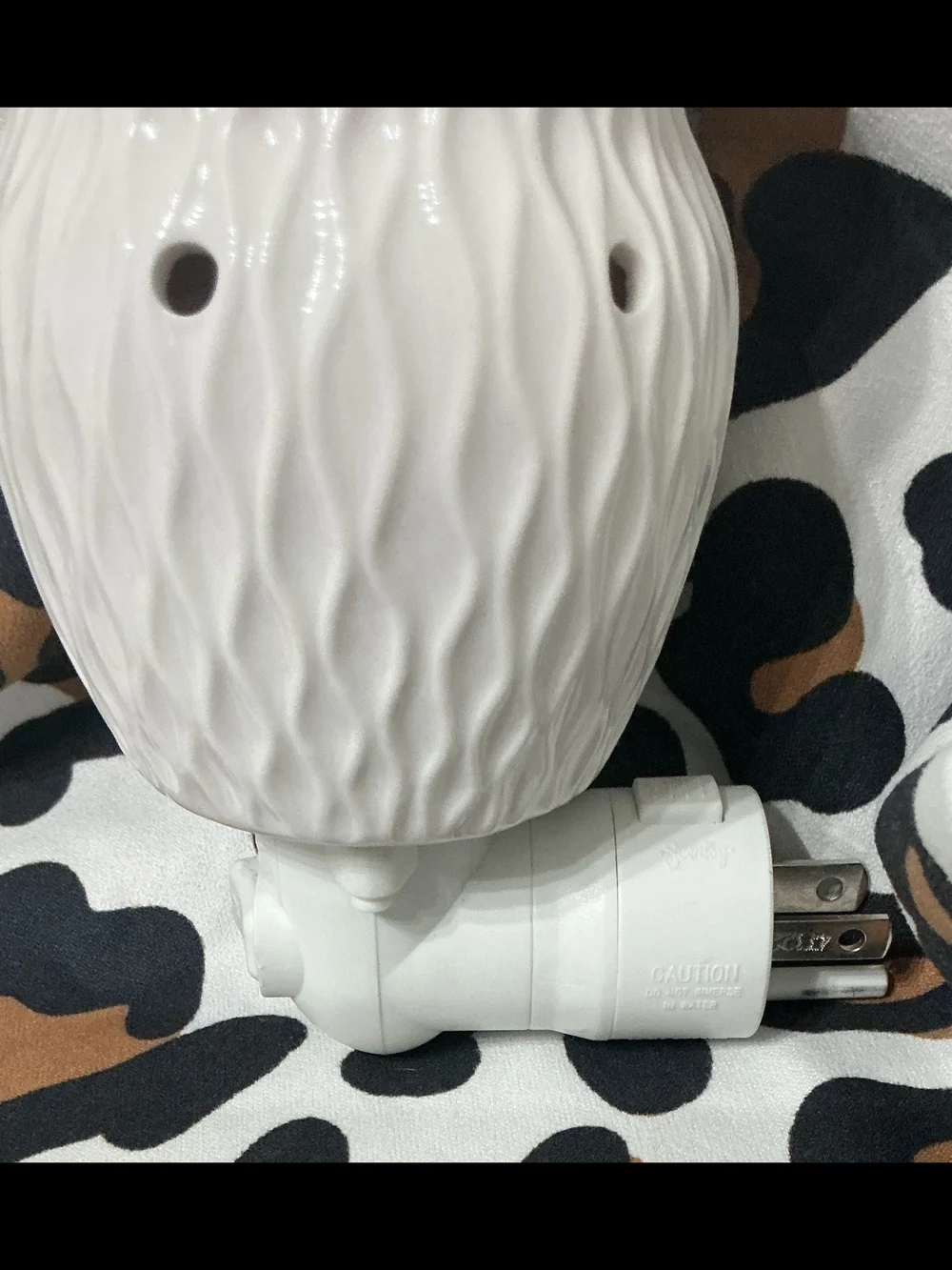 SCENTSY WHITE CERAMIC PLUG IN WAX WARMER WITH ON OFF SWITCH